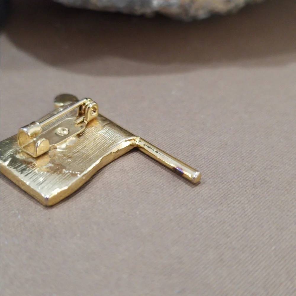 Vintage USA pin brooch